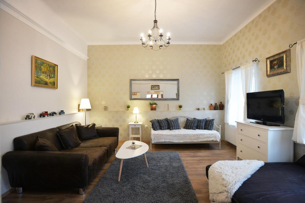 Janicsar Garden Apartman Еґер Екстер'єр фото