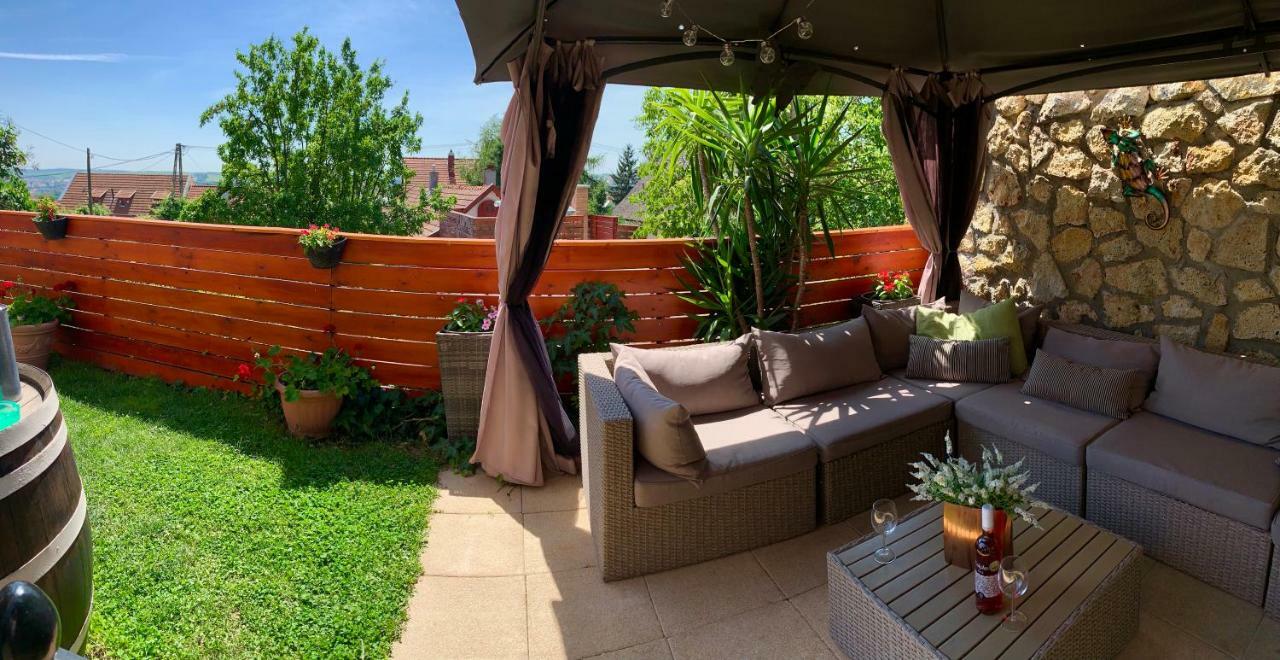 Janicsar Garden Apartman Еґер Екстер'єр фото