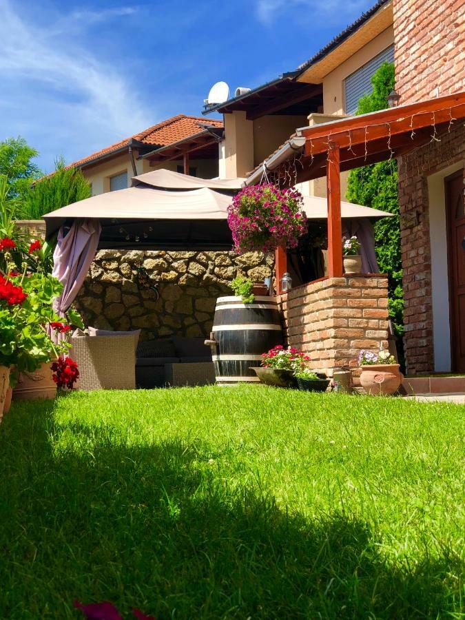Janicsar Garden Apartman Еґер Екстер'єр фото